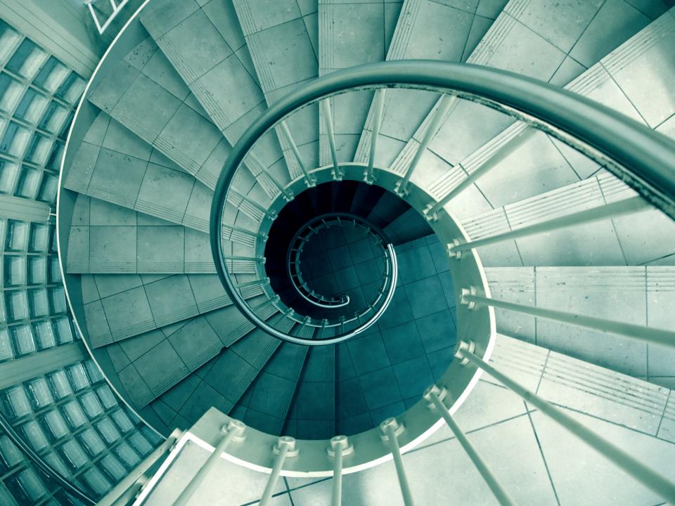 Escalera de caracol vista desde arriba, símbolo del progreso constante